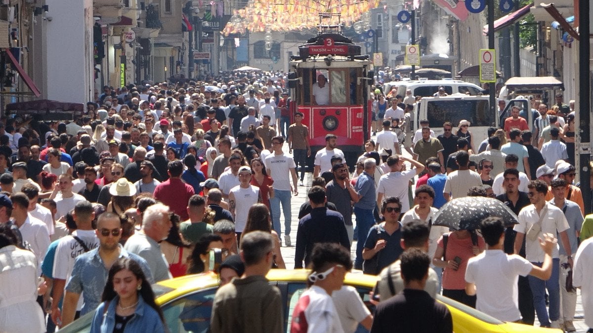 Taksim’de vatandaşların sıcak ile imtihanı